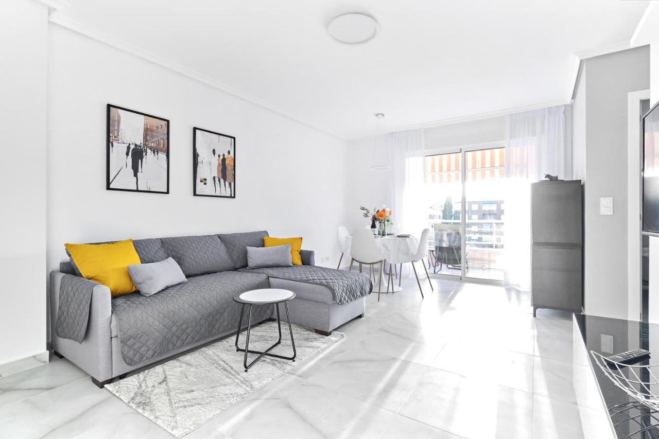 Lovely Sunny Apartment With Shared Pool And Private Parking Torrevieja Exterior photo